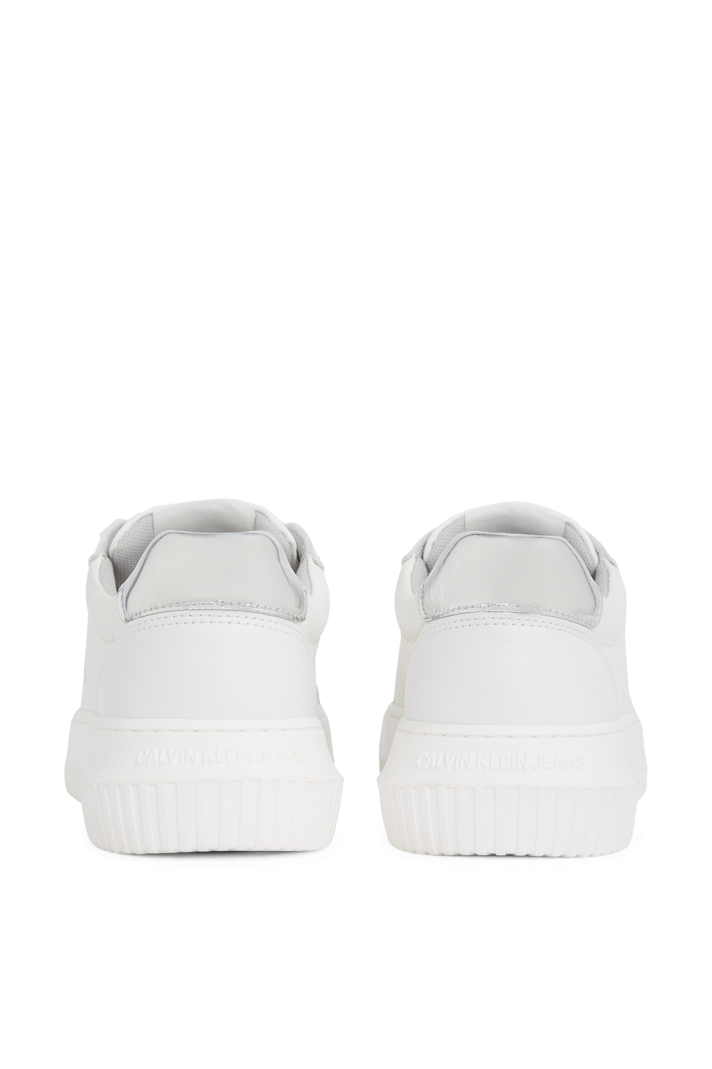 תמונת תקריב של נעלי סניקרס