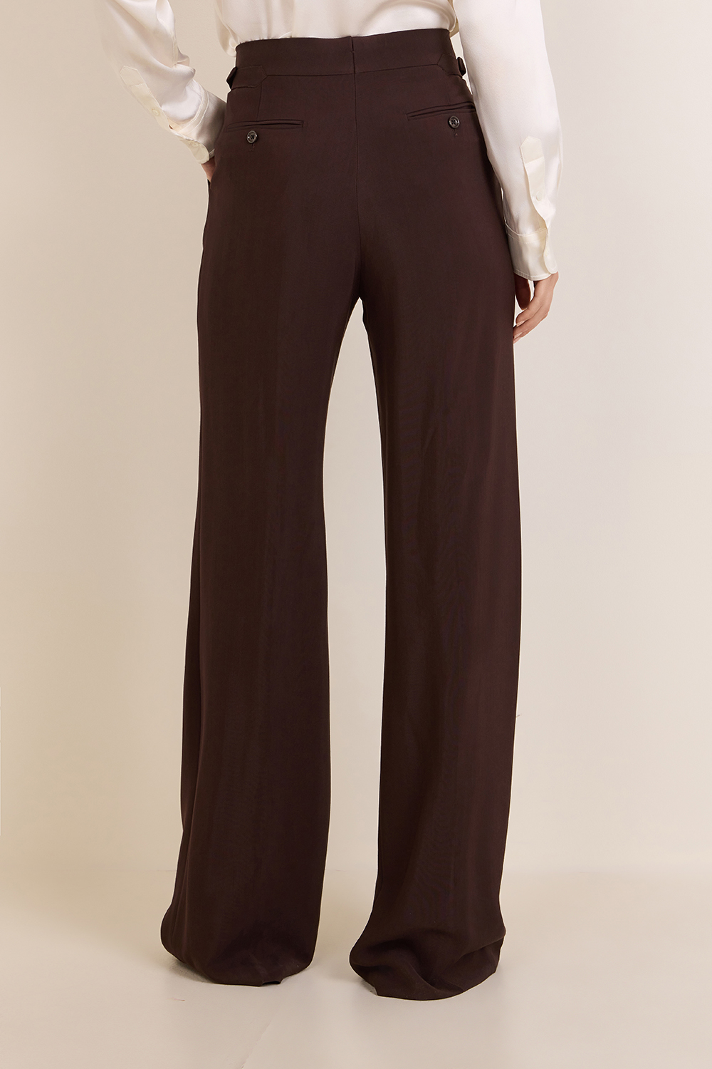 תמונת דוגמן אחורית של מכנסיים רחבים