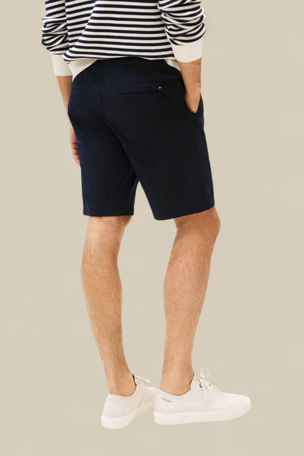 תמונת דוגמן אחורית של מכנסיים קצרים