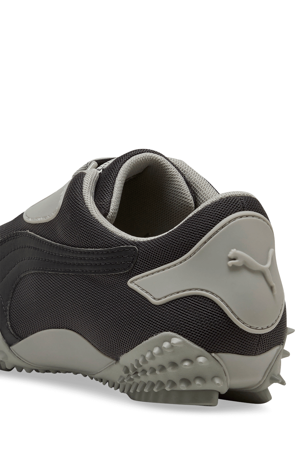 תמונת פנים של נעלי סניקרס מוסטרו