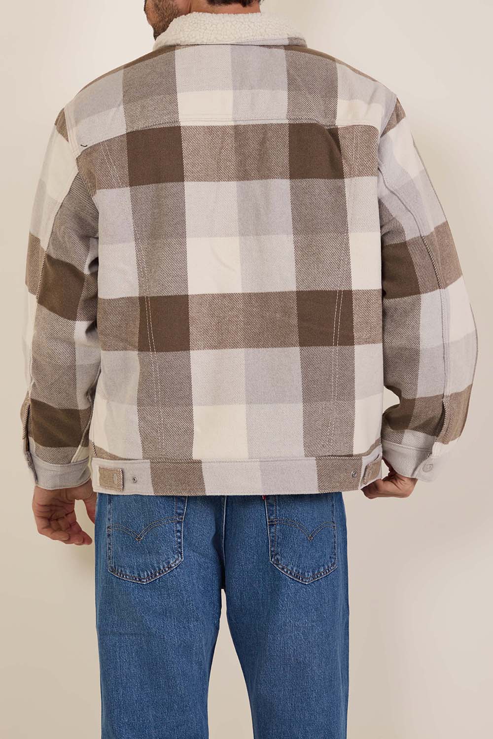 תמונת דוגמן אחורית של ז'קט בריפוד קל