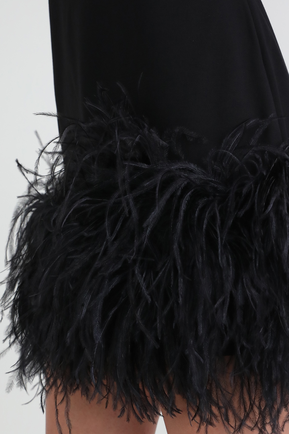 תמונת תקריב דוגמן של שמלת מיני נוצות