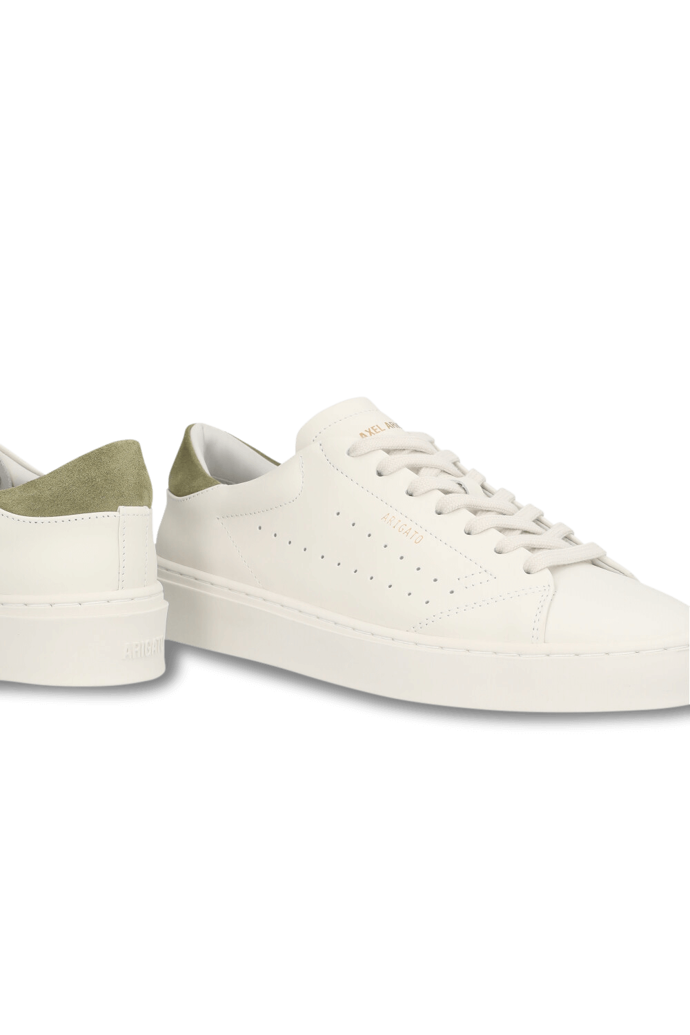 תמונת תקריב של נעלי סניקרס קורט