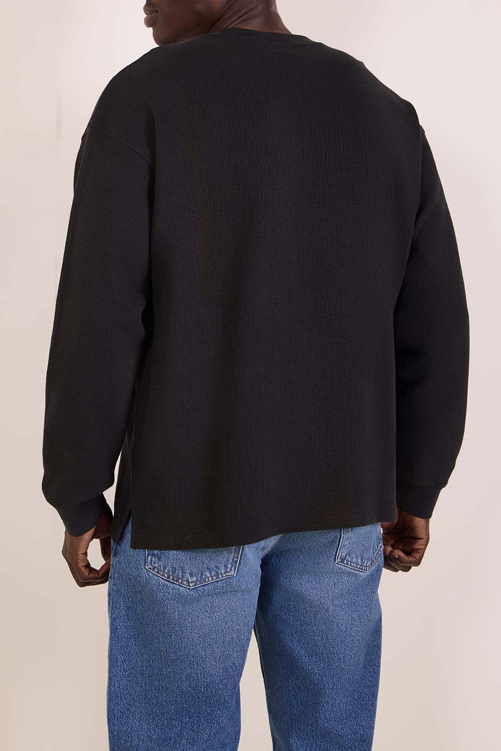 תמונת דוגמן אחורית של חולצת טי שרוול ארוך