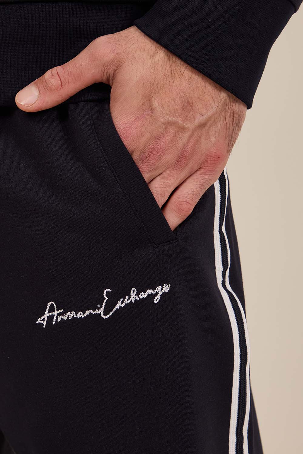 תמונת תקריב דוגמן של מכנסי ג'וגר