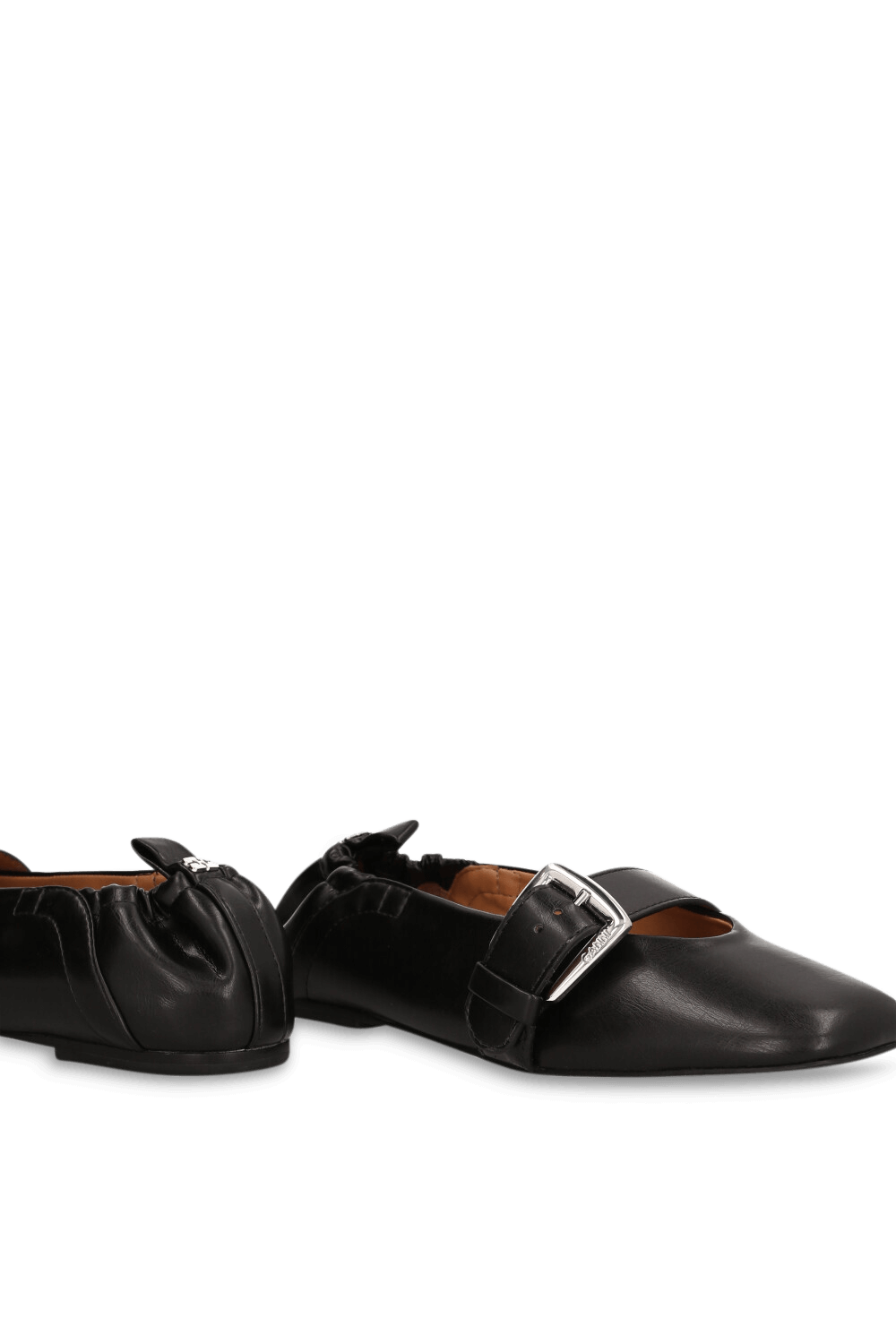 תמונת תקריב של נעלי בלרינה