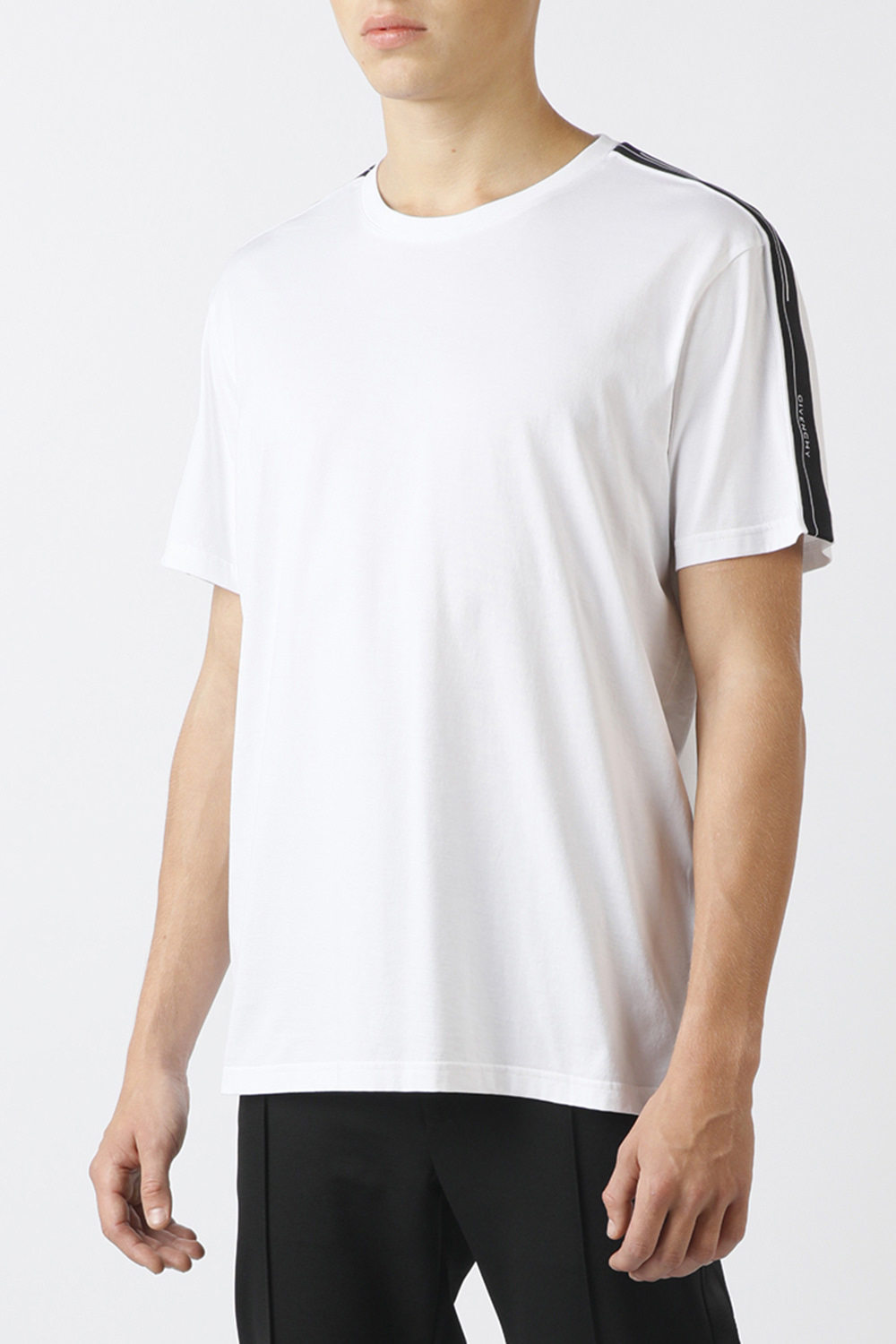 תמונת דוגמן קידמית של חולצת טי לבנה עם טייפים שחורים