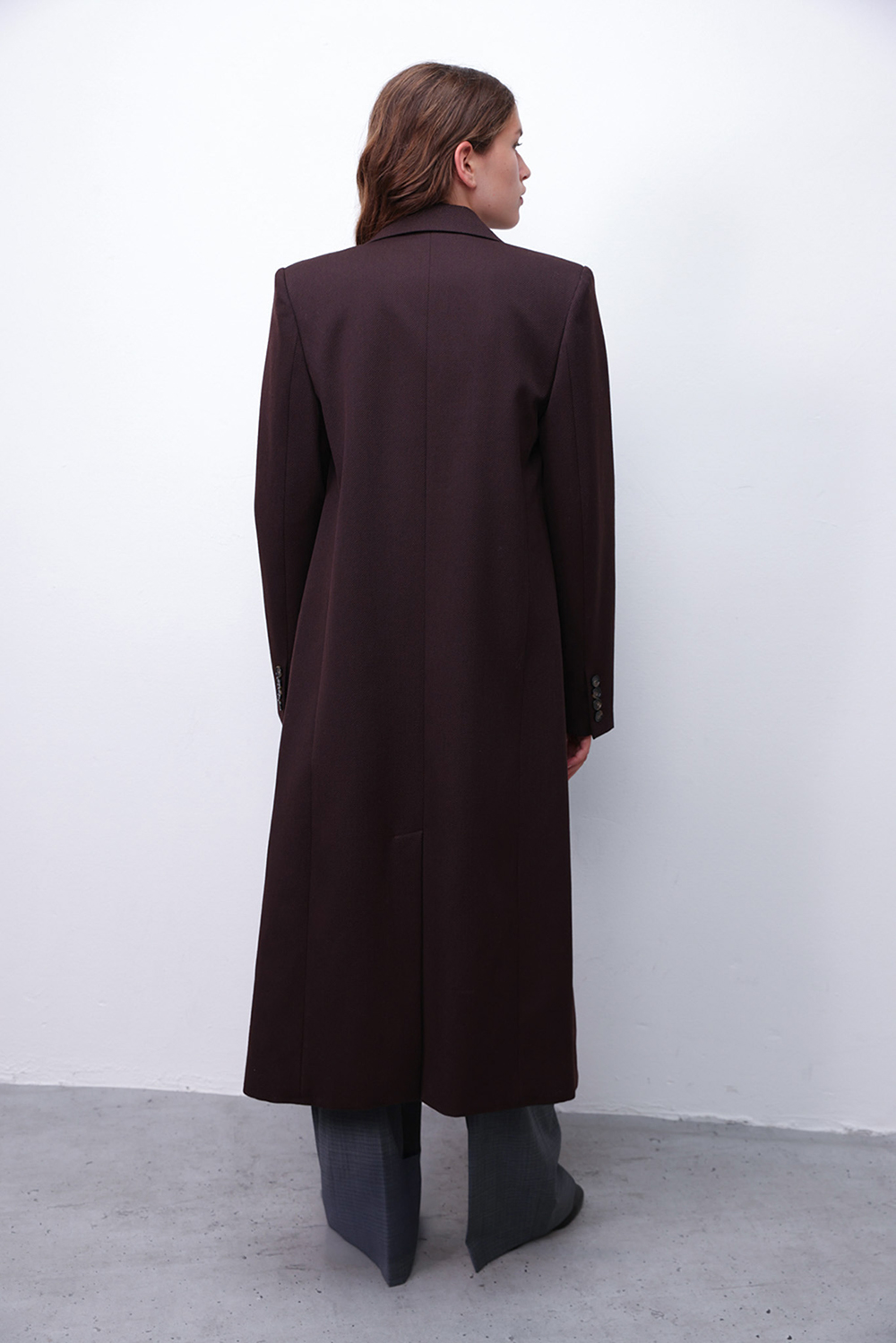 תמונת דוגמן אחורית של מעיל צמר ארוך