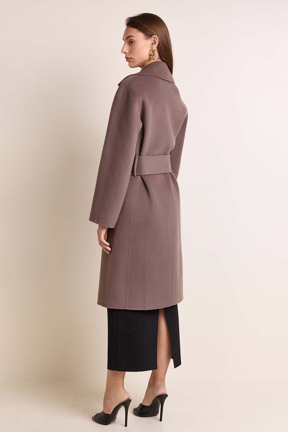 תמונת דוגמן אחורית של מעיל צמר