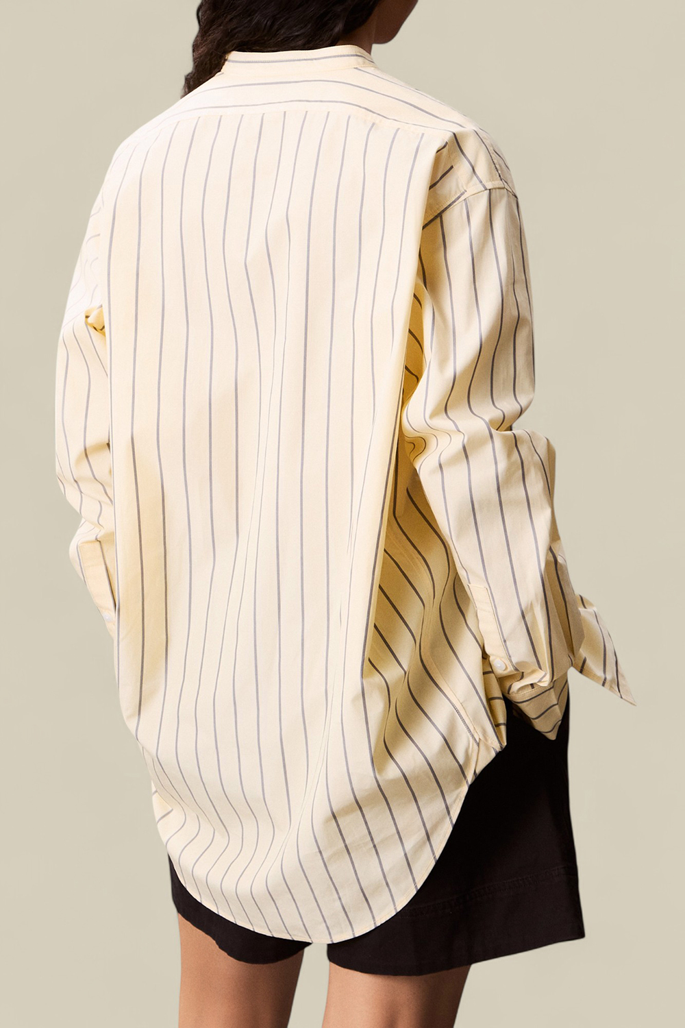 תמונת דוגמן אחורית של חולצה מכופתרת