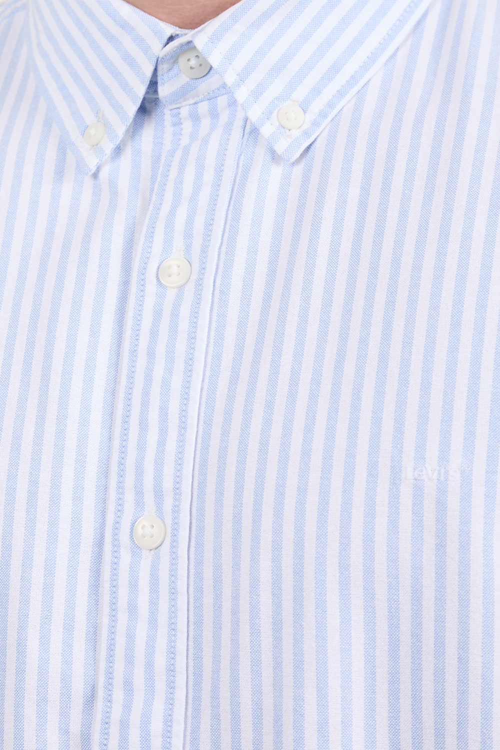 תמונת תקריב דוגמן של חולצה מכופתרת