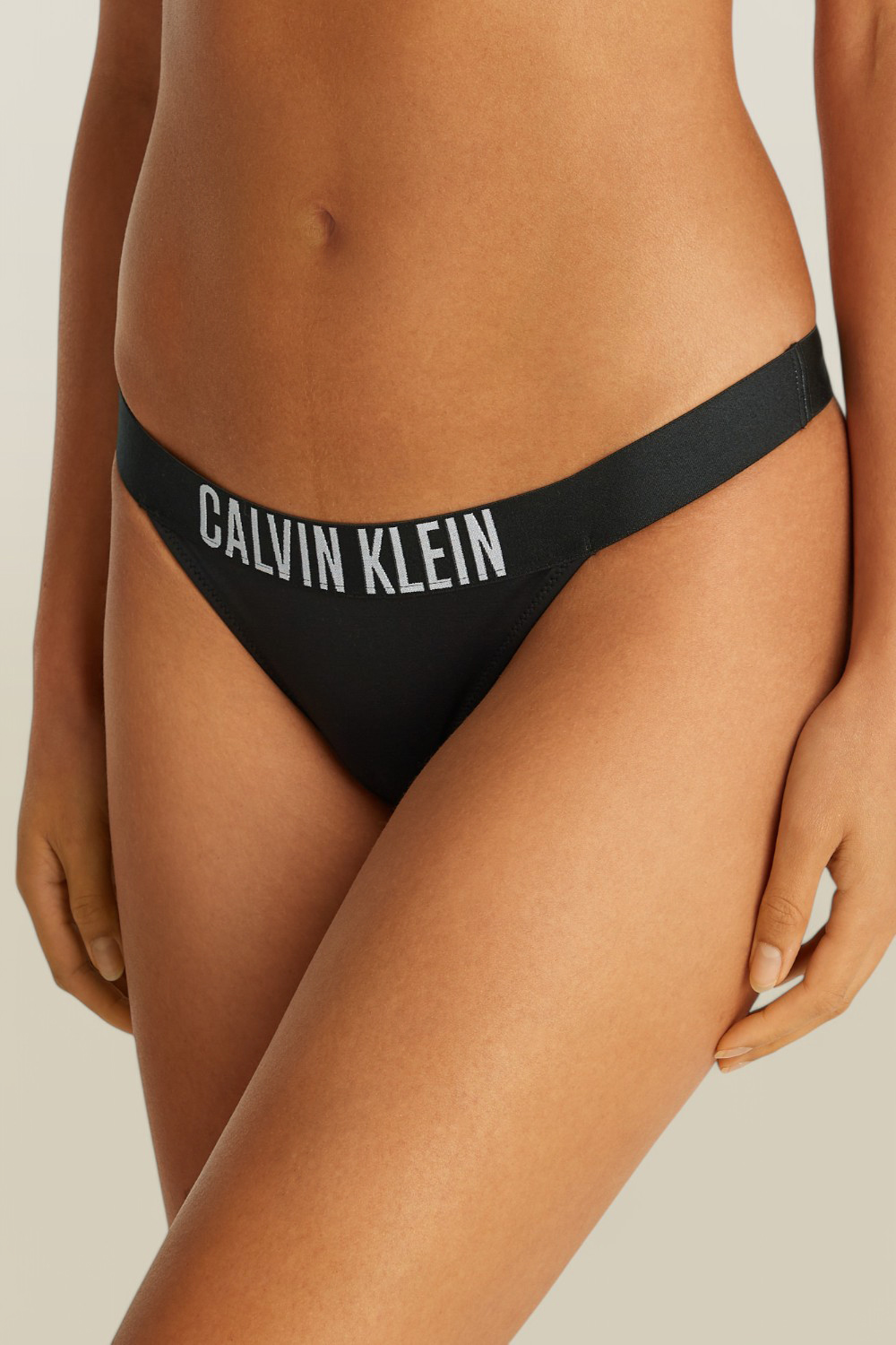 תמונת תקריב דוגמן של תחתוני ביקיני ברזילאיים