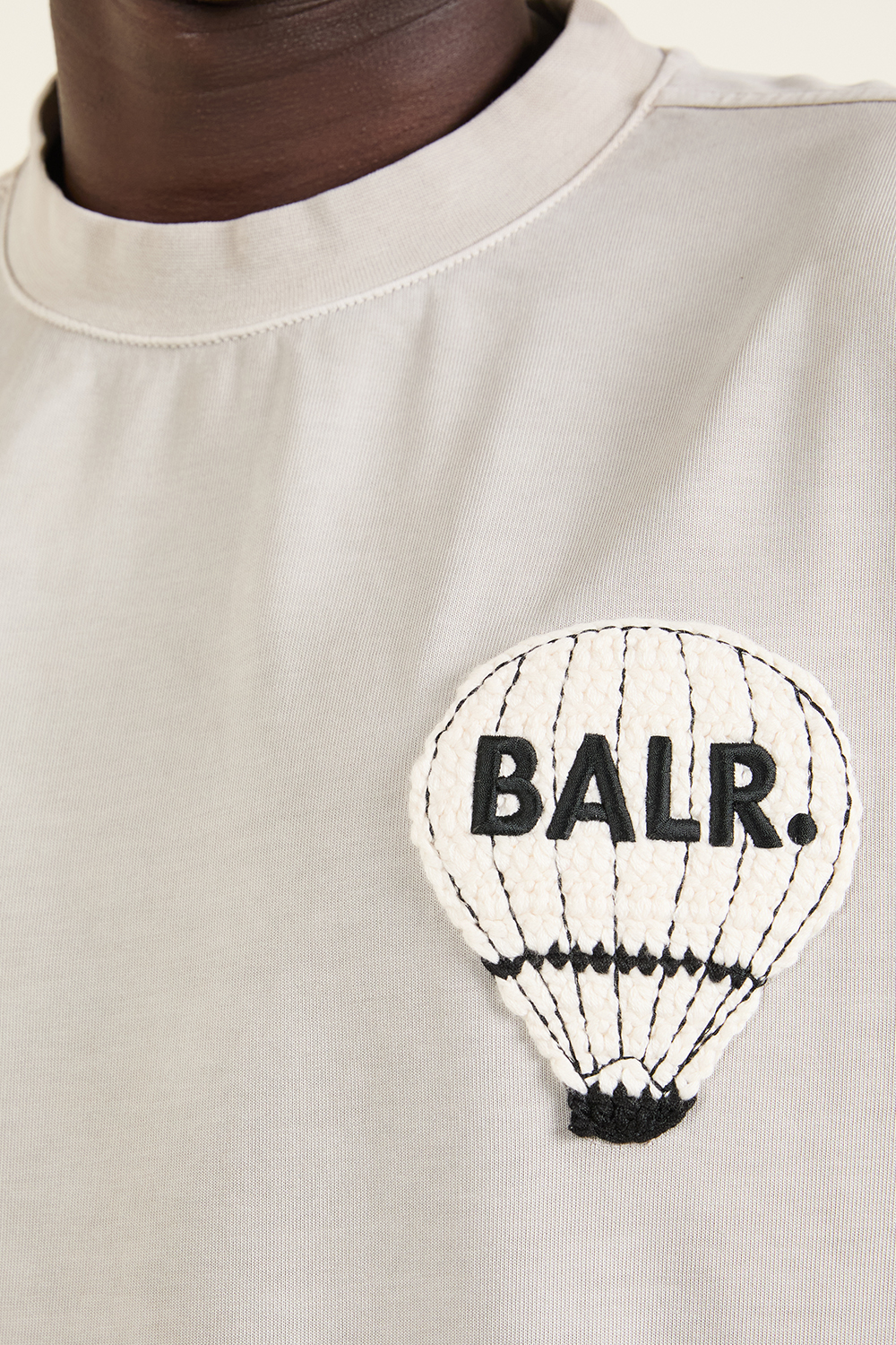 תמונת תקריב דוגמן של חולצת טי