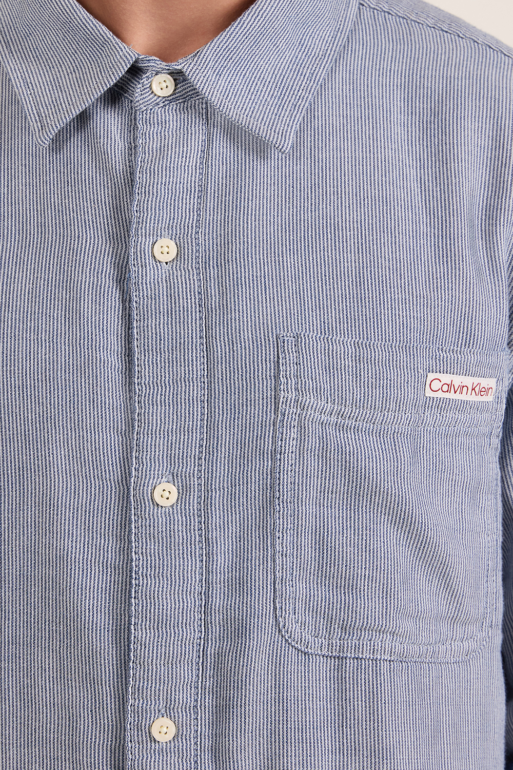 תמונת תקריב דוגמן של חולצת כפתורים