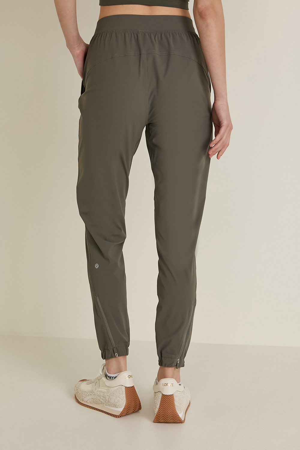 תמונת דוגמן אחורית של Adapted State High-Rise Jogger