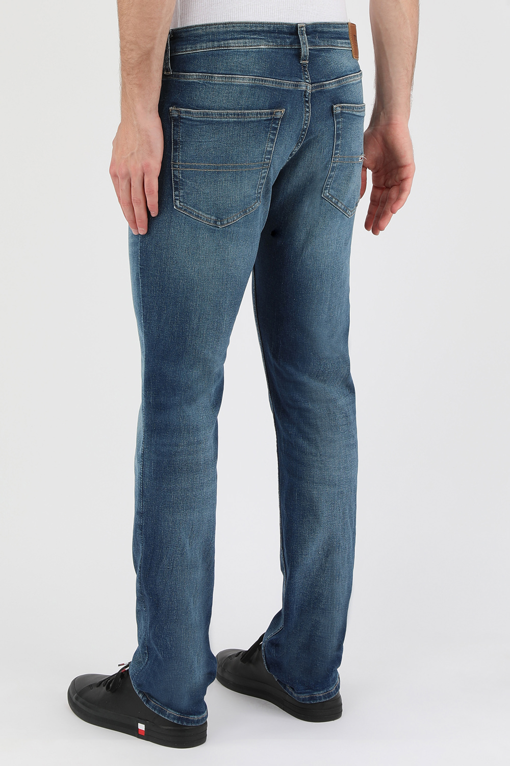 תמונת דוגמן אחורית של מכנסי סלים ג'ינס כחולים