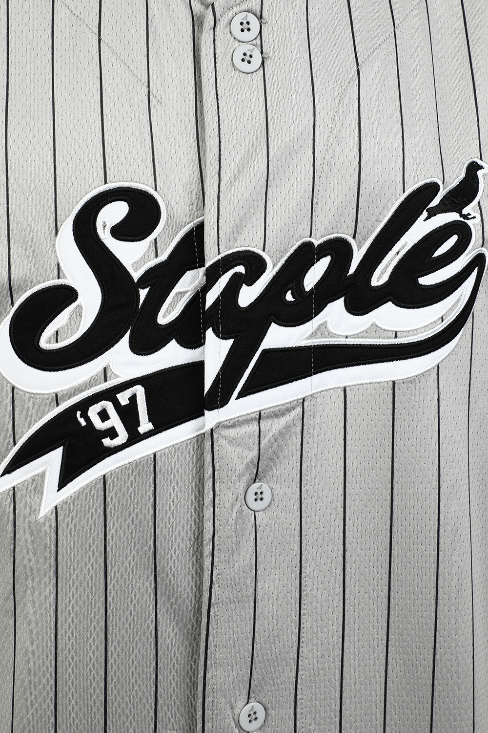 תמונה אחורית של חולצת בייסבול עם לוגו