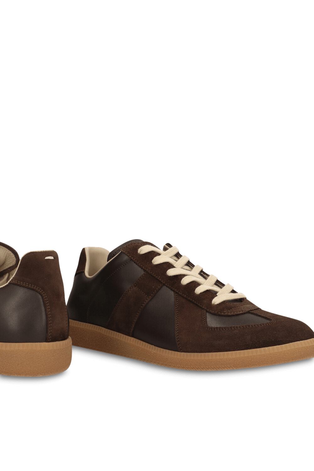 תמונת תקריב של נעלי סניקרס