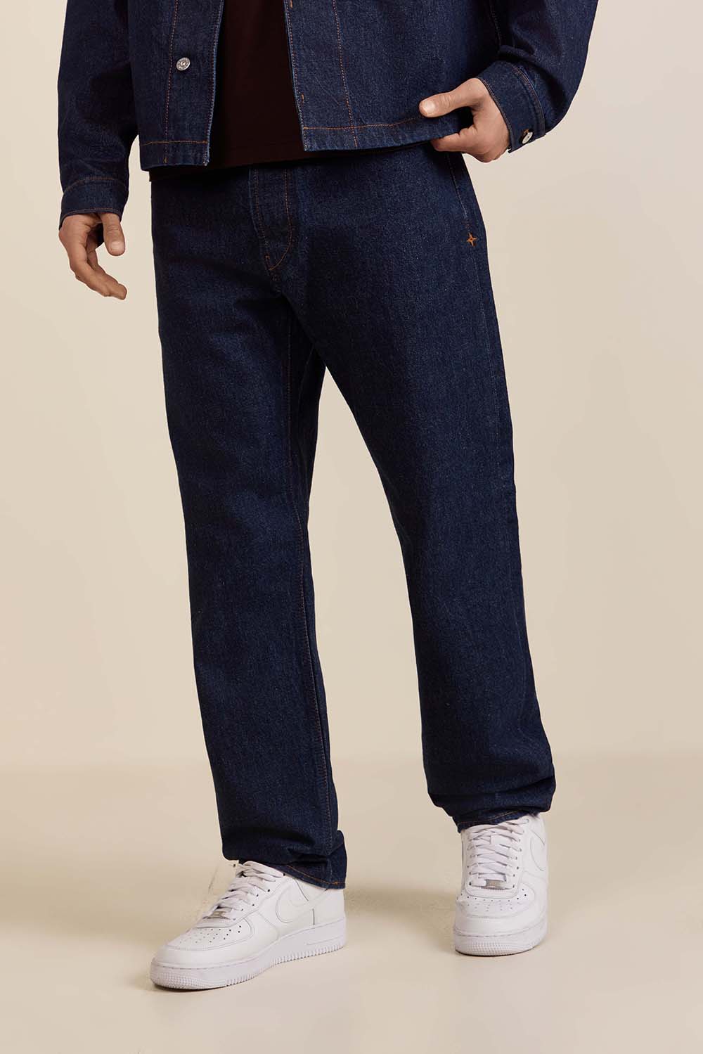 תמונת דוגמן קידמית של מכנסי ג'ינס בגזרה ישרה