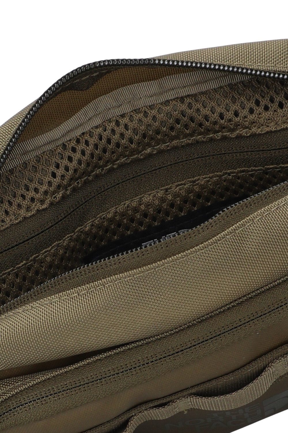 תמונת פנים של תיק פאוץ' בייס קאמפ