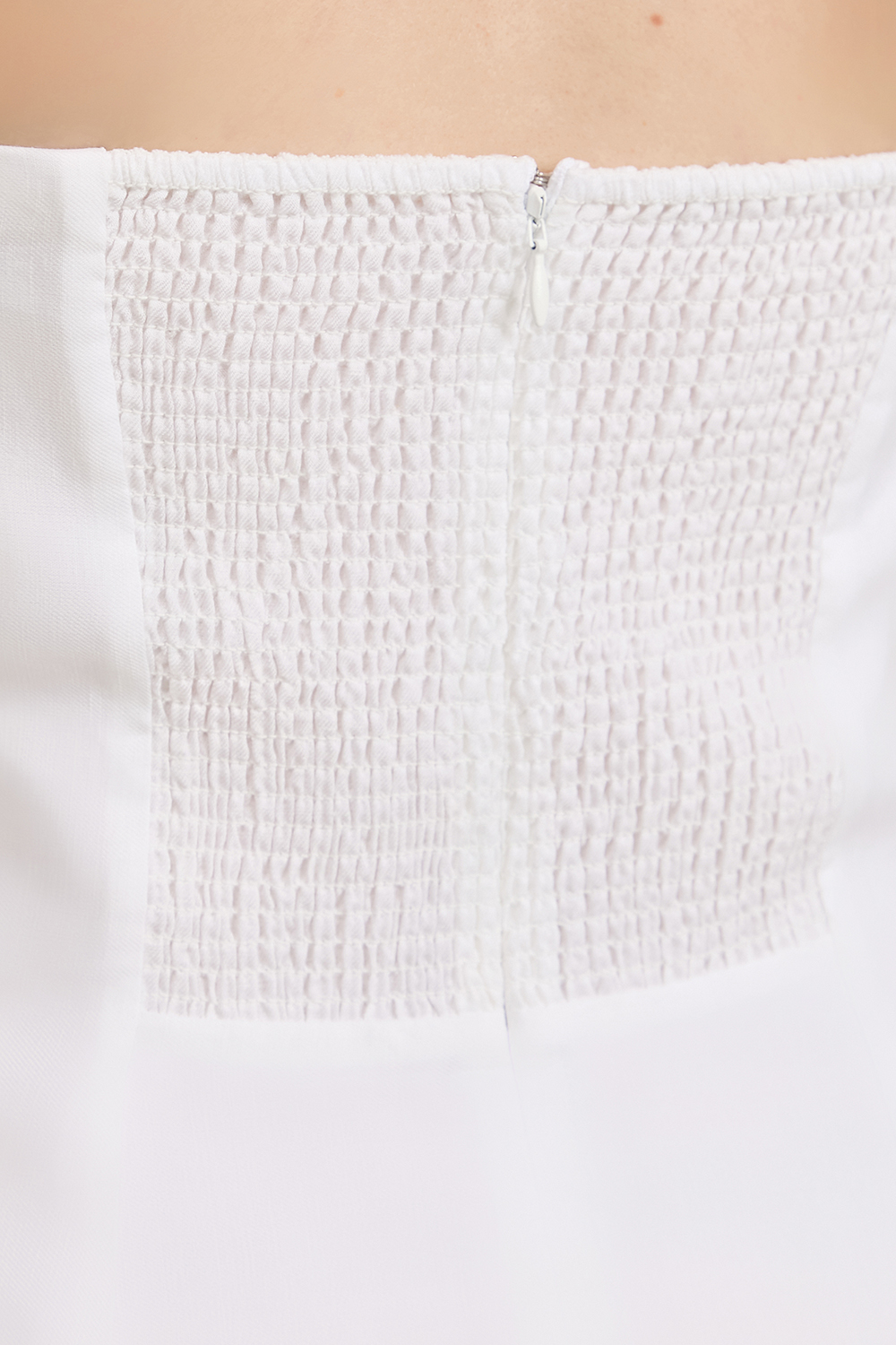 תמונת תקריב דוגמן של שמלת מיני