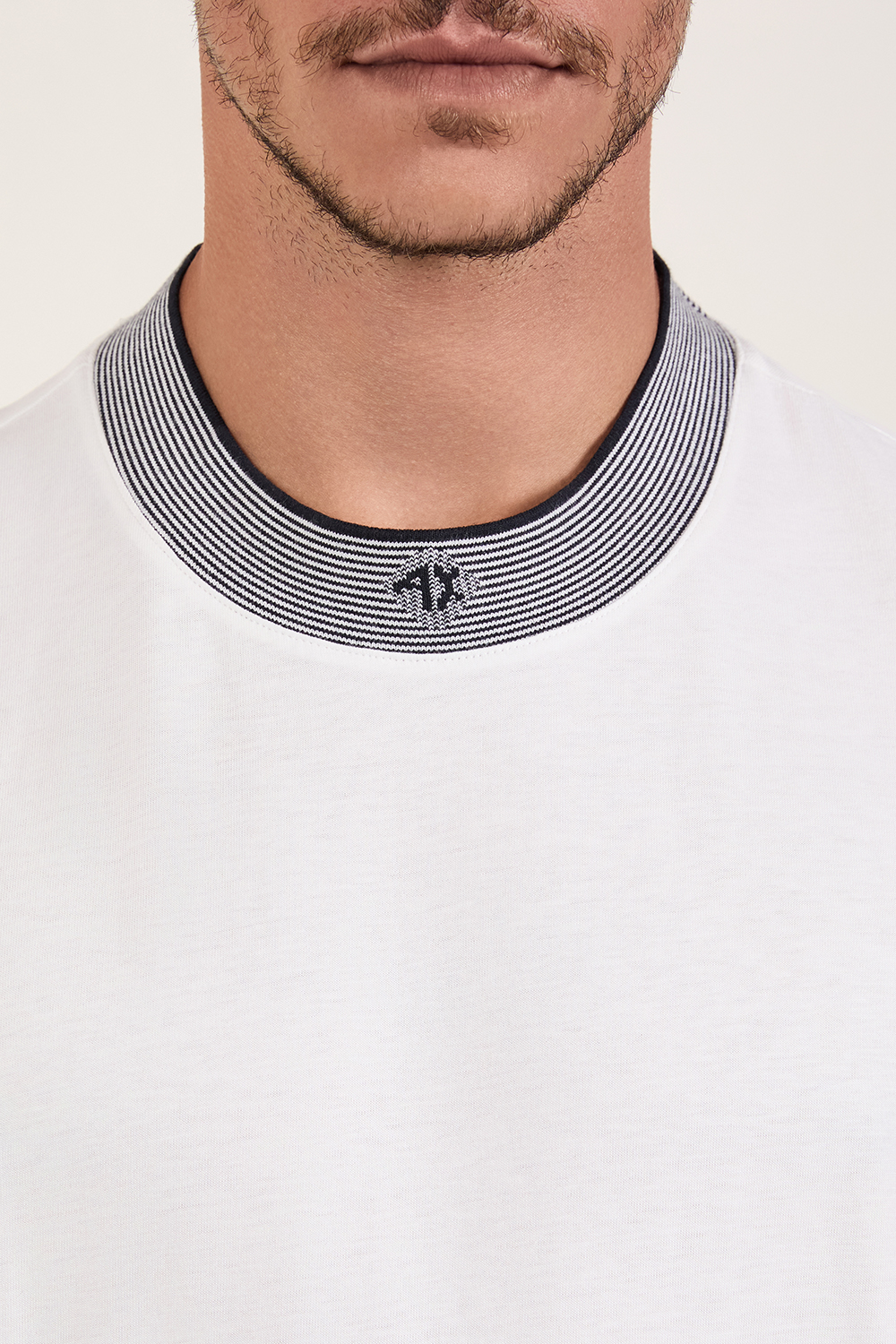 תמונת תקריב דוגמן של חולצת טי