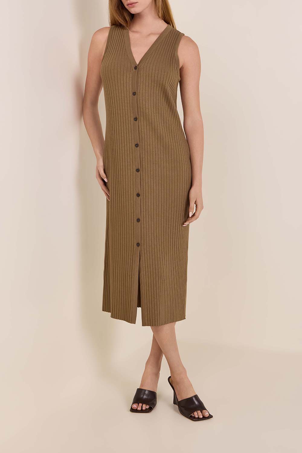 תמונת דוגמן קידמית של שמלת ריב