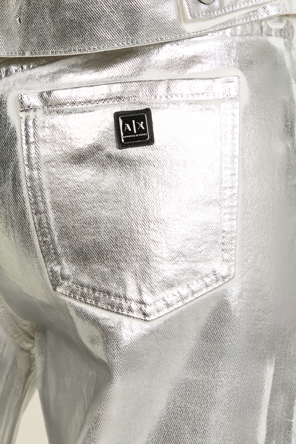 תמונת תקריב דוגמן של מכנסי ג'ינס מטאליים בגזרה רחבה