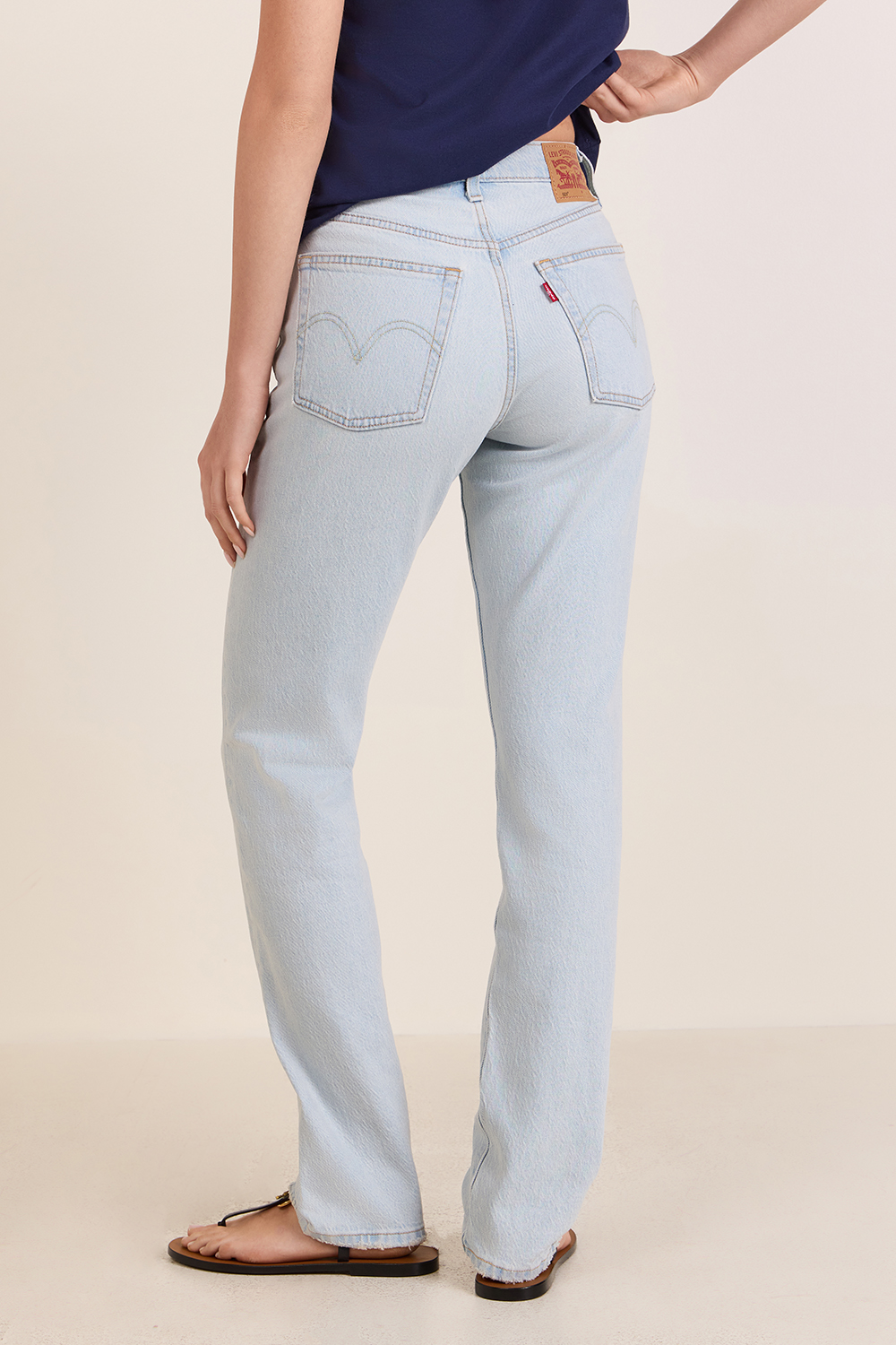 תמונת דוגמן אחורית של מכנסי ג'ינס 501 בגזרה ישרה