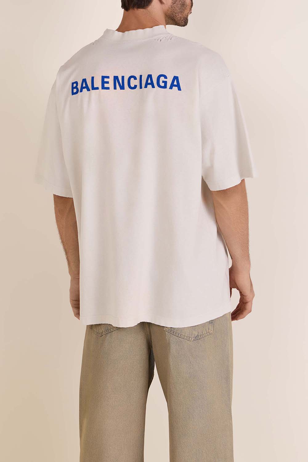 תמונת דוגמן אחורית של חולצת טי נינוחה