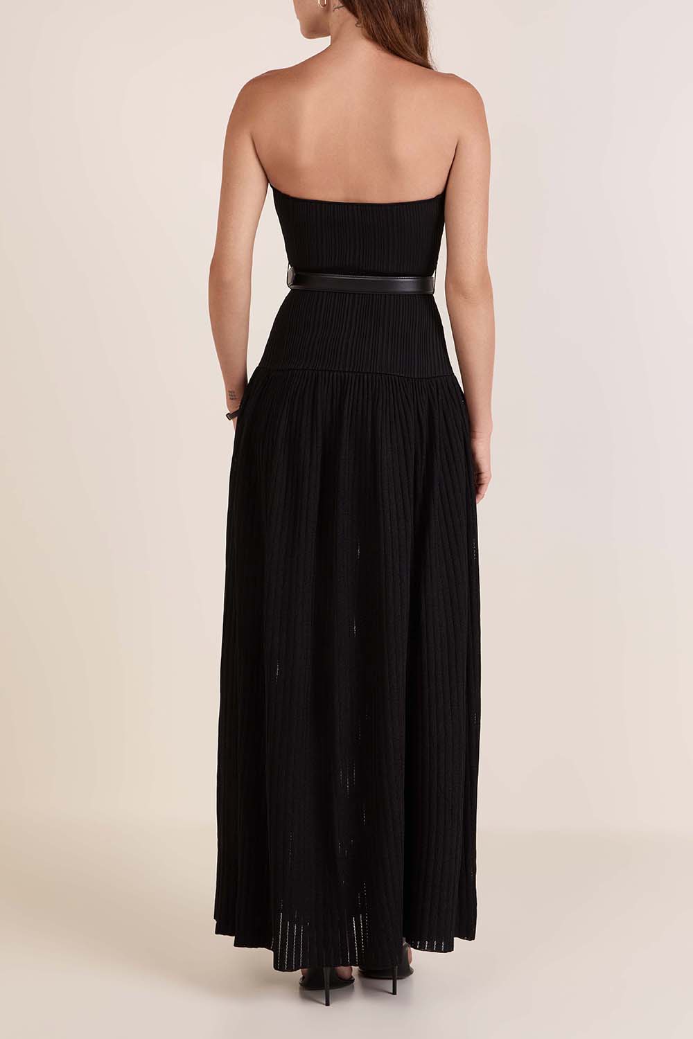 תמונת דוגמן אחורית של שמלת סריג סטרפלס