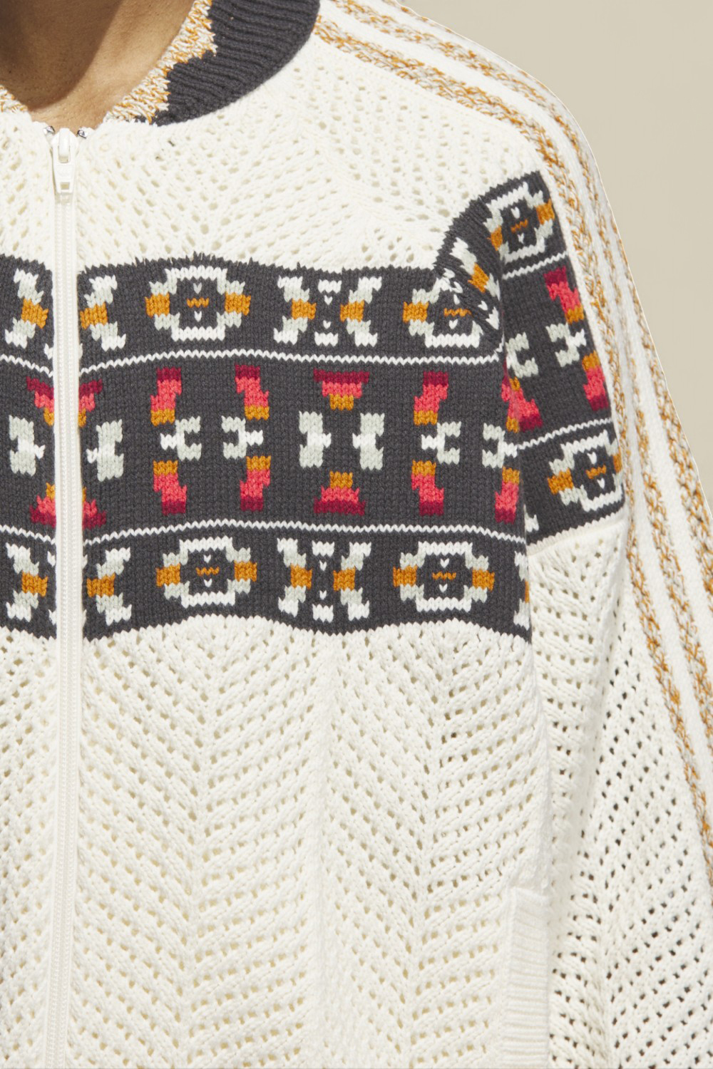 תמונת תקריב דוגמן של אדידס X קלוט ז'קט קרושה