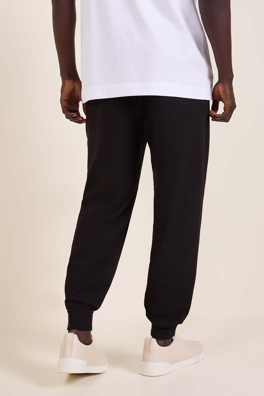 תמונת דוגמן אחורית של מכנסי ג'וג