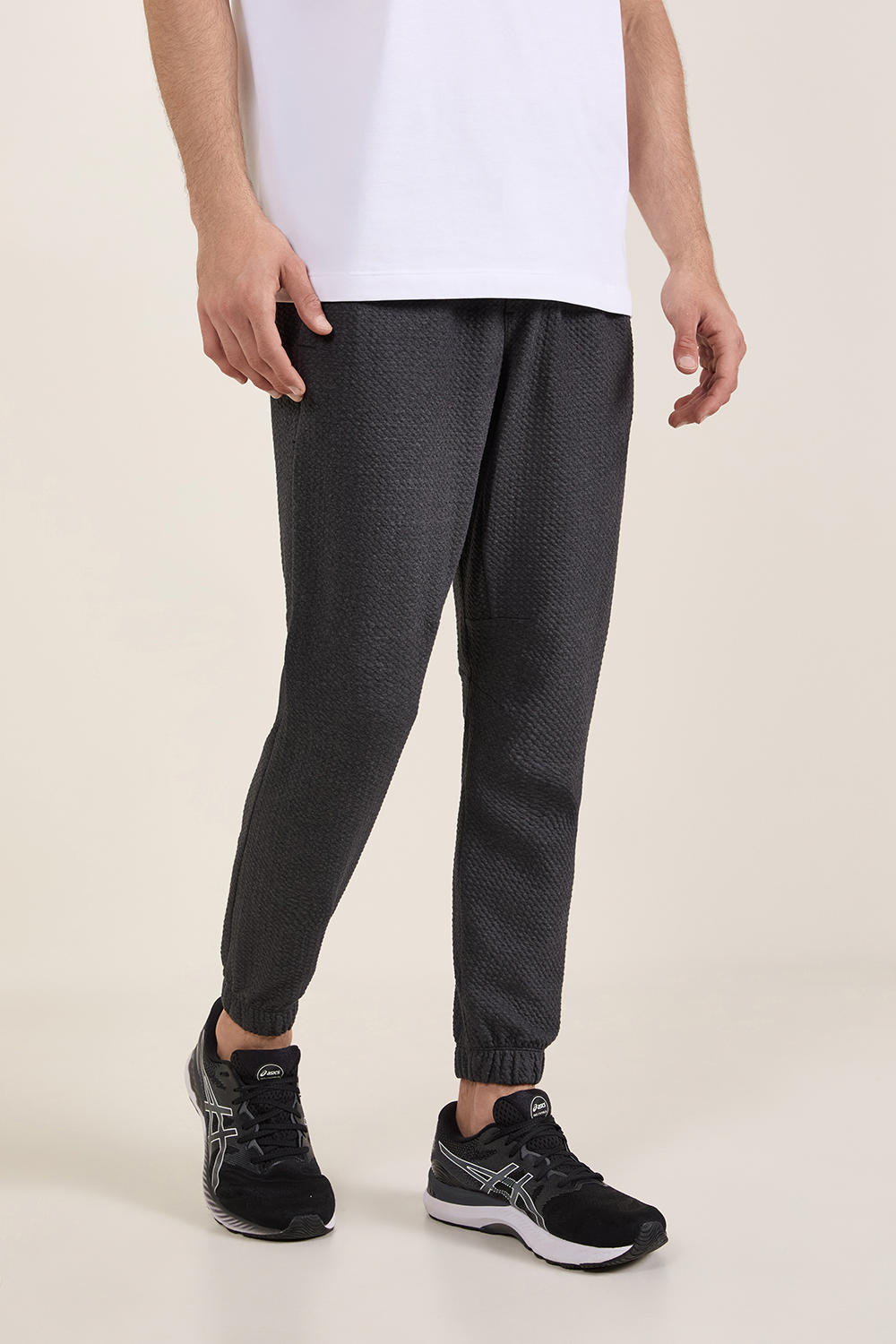 תמונת דוגמן קידמית של Textured Double Knit Cotton Jogger REG