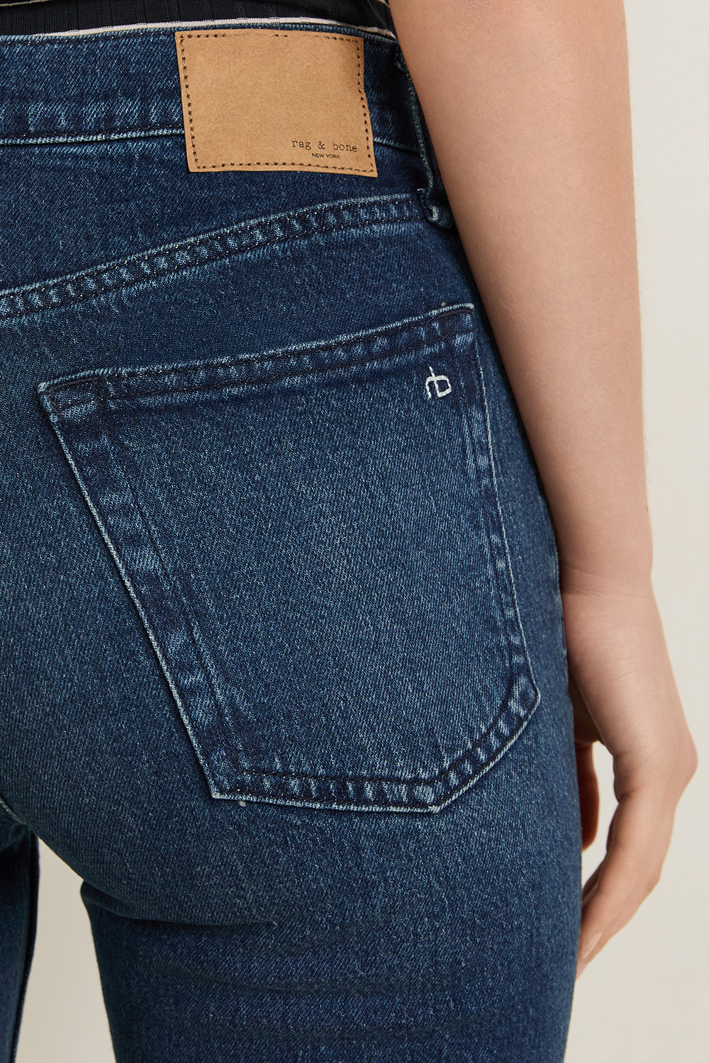 תמונת תקריב דוגמן של מכנסי ג'ינס בגזרה ישרה