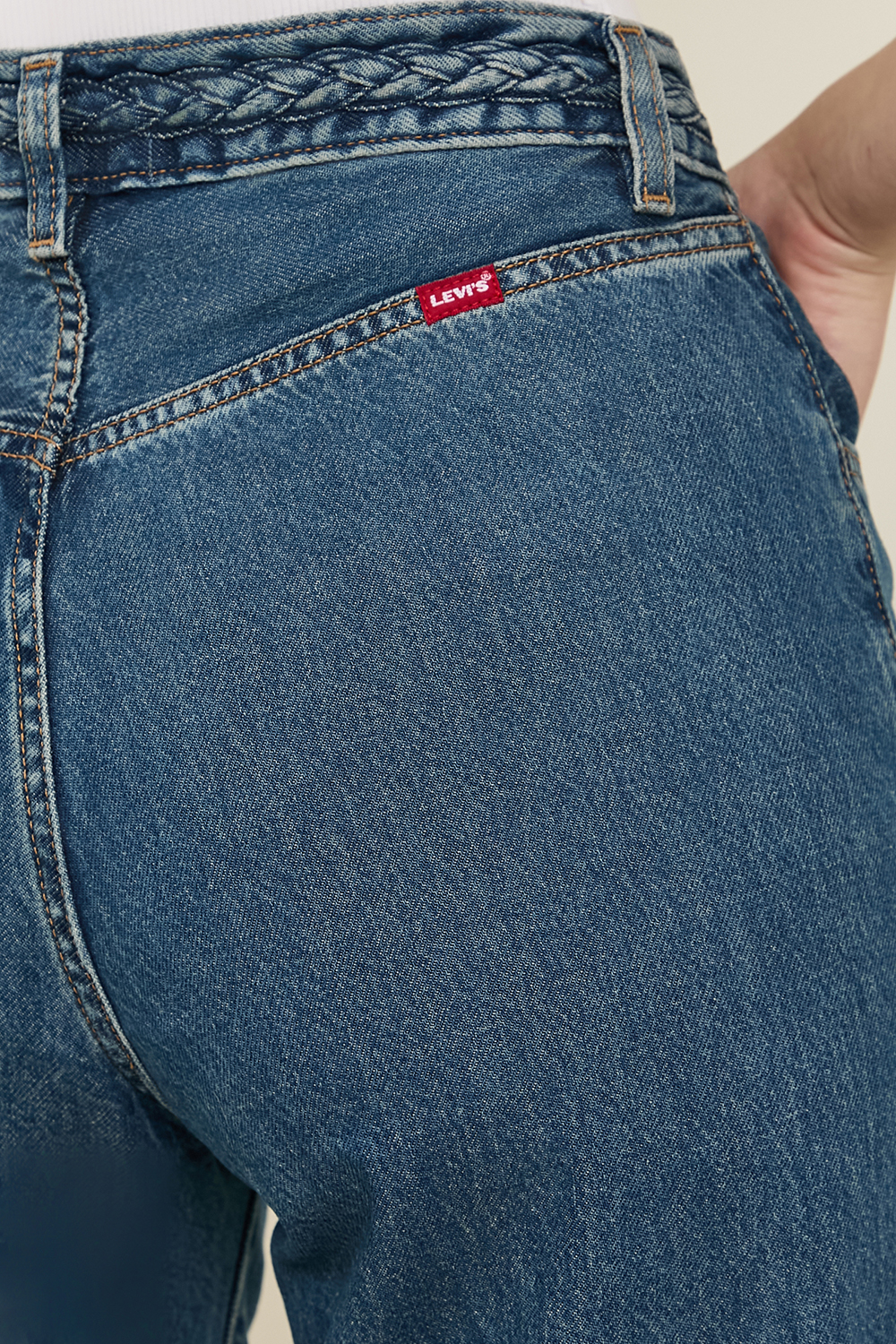 תמונת תקריב דוגמן של מכנסי ג'ינס בגזרה רחבה