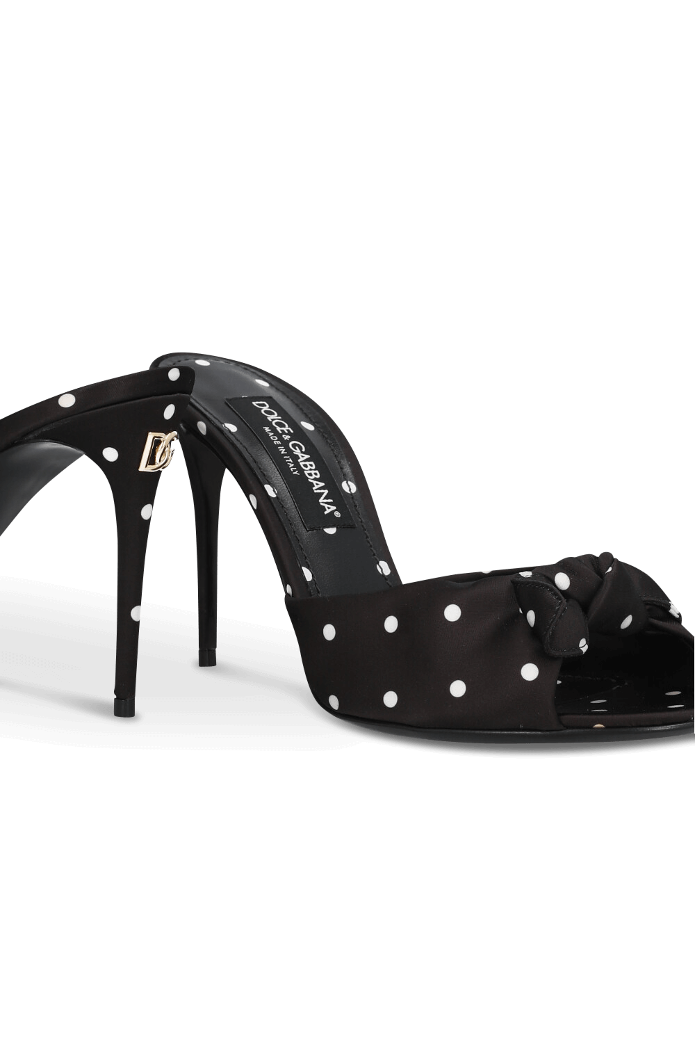 תמונת תקריב של נעלי עקב מיולס