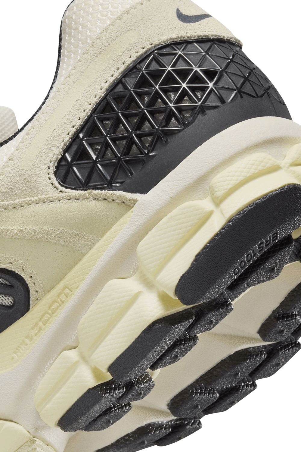 תמונת תקריב של נעלי סניקרס זום וומרו 5