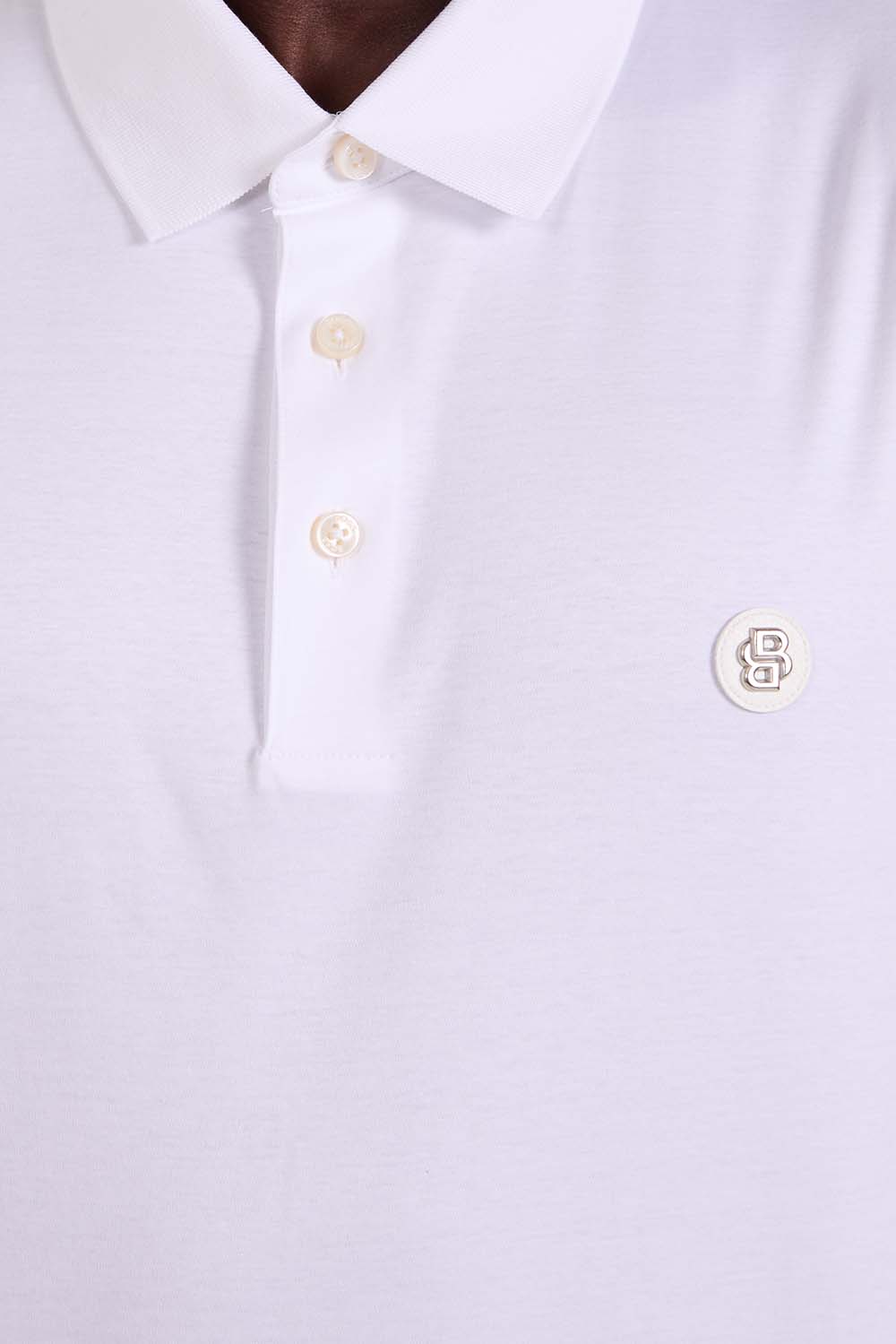 תמונת תקריב דוגמן של חולצת פולו