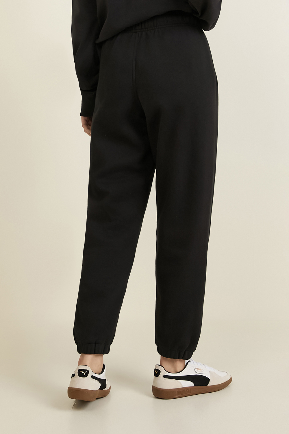 תמונת דוגמן אחורית של Scuba Mid-Rise Oversized Jogger Graphic