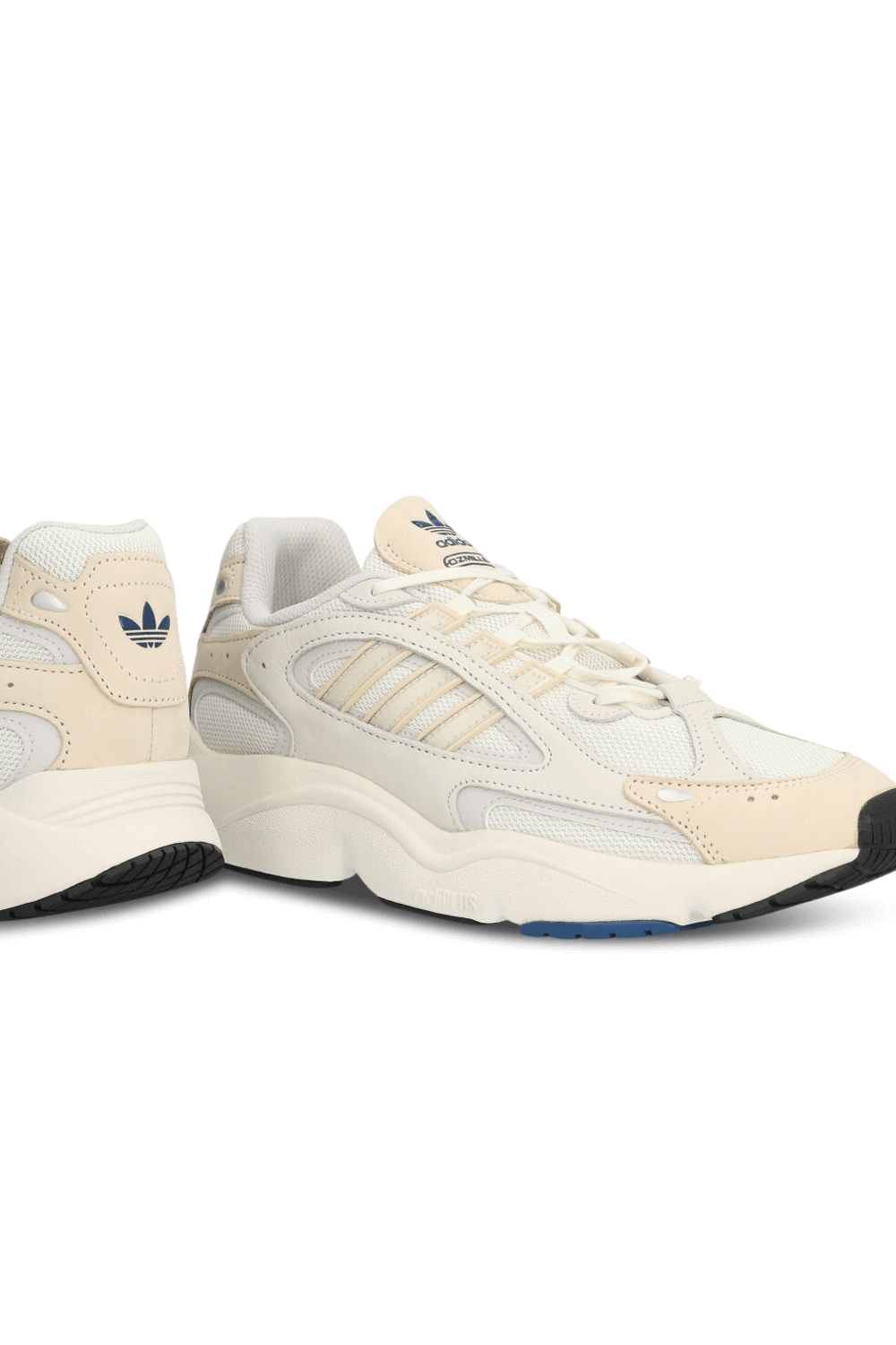 תמונת תקריב של נעלי סניקרס אוזמילן