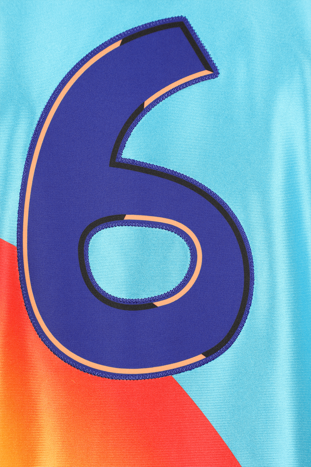 תמונת תקריב של נייקי X ספייס ג'אם 2 גופייה עם הדפס ססגוני