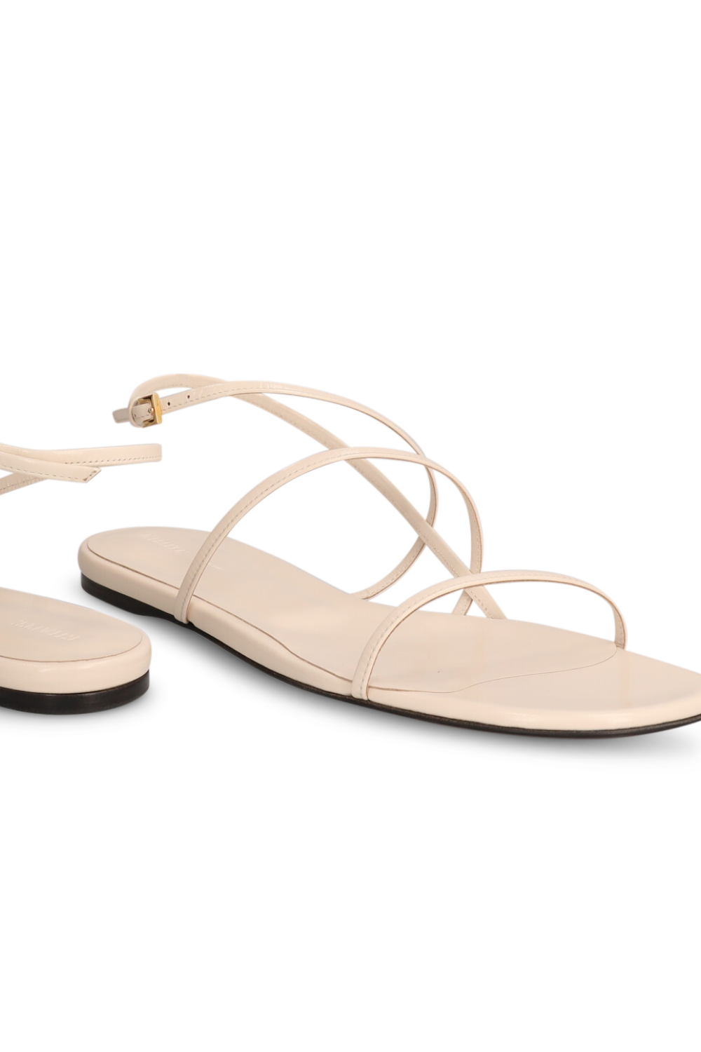 תמונת תקריב של סנדלים