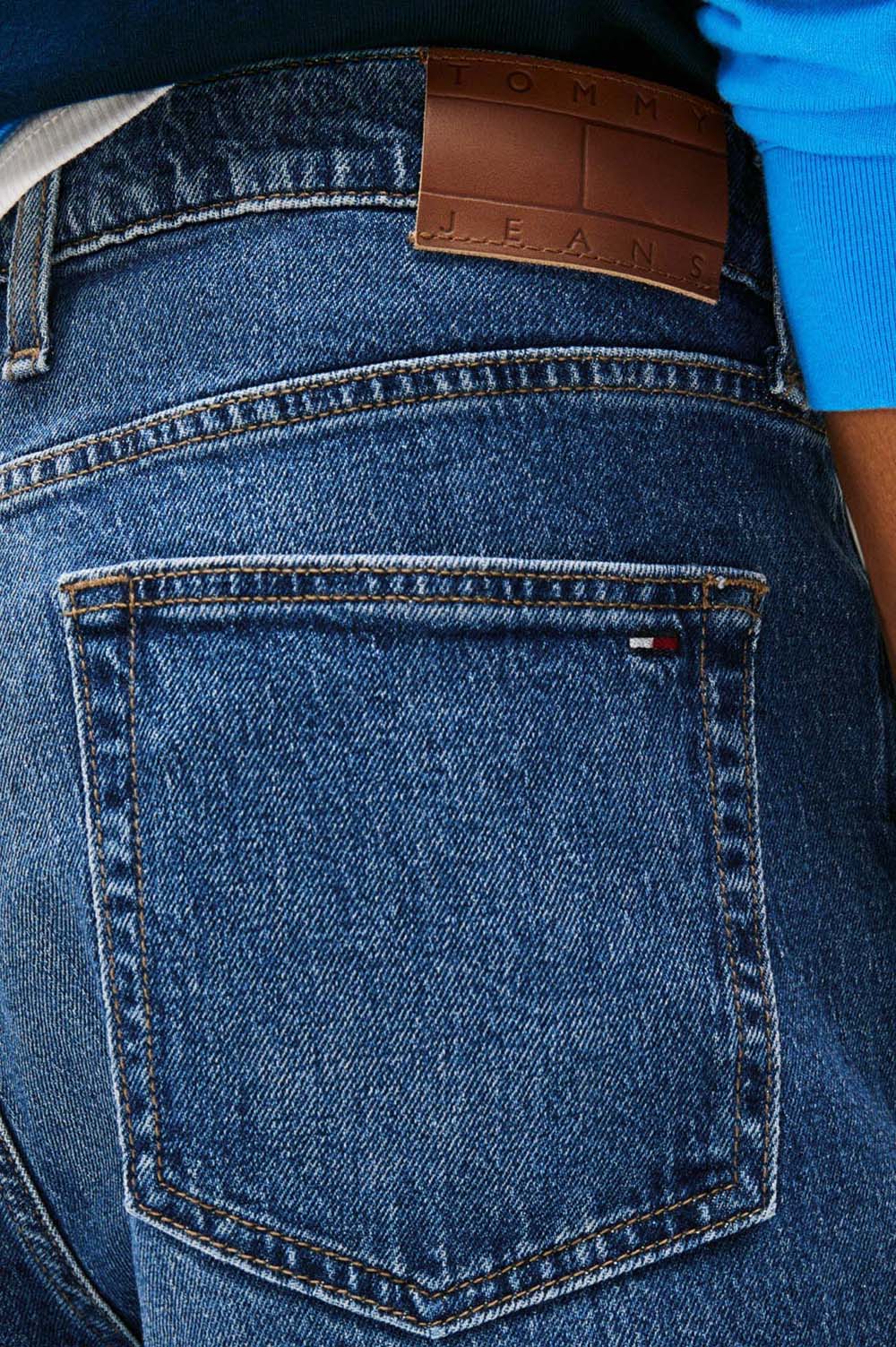 תמונת תקריב דוגמן של מכנסי ג'ינס משוחררים