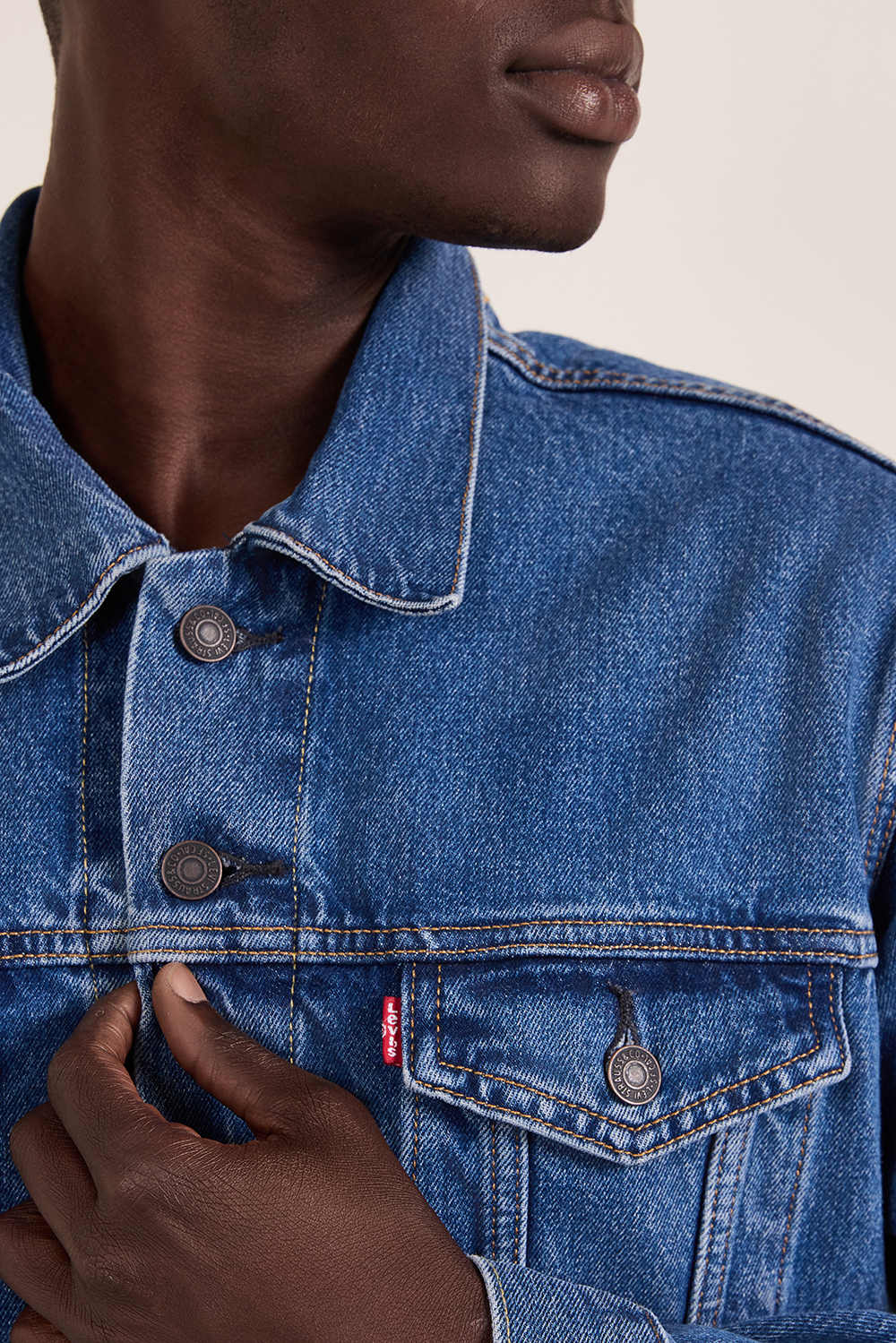 תמונת תקריב דוגמן של ז'קט ג'ינס מכופתר