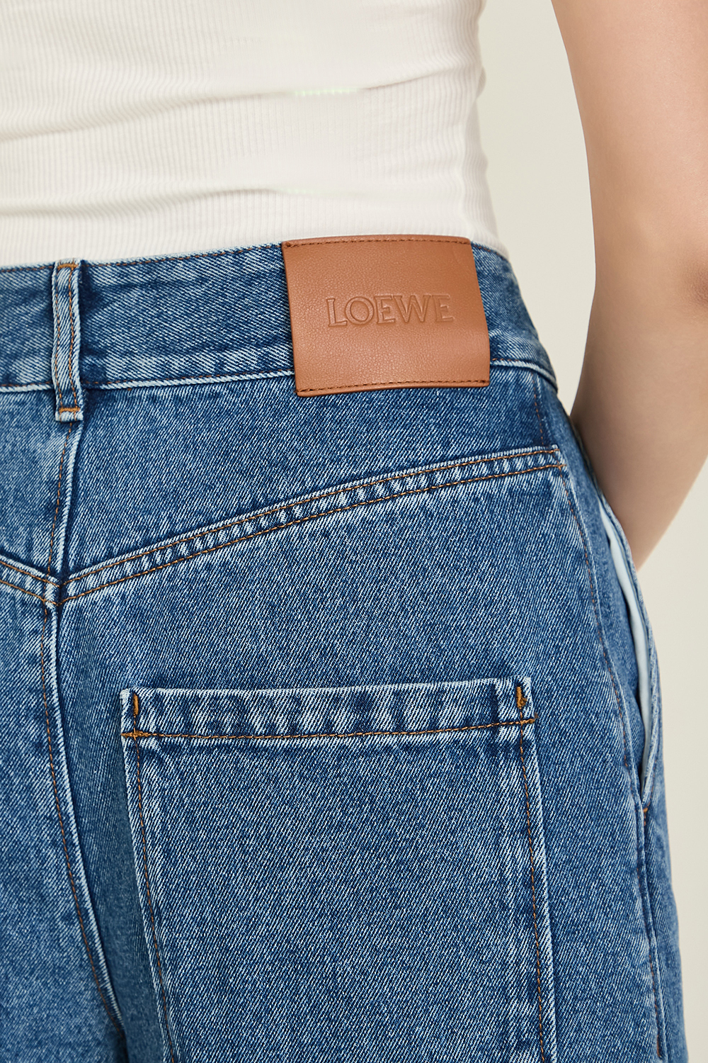 תמונת תקריב דוגמן של מכנסי ברמודה רחבים