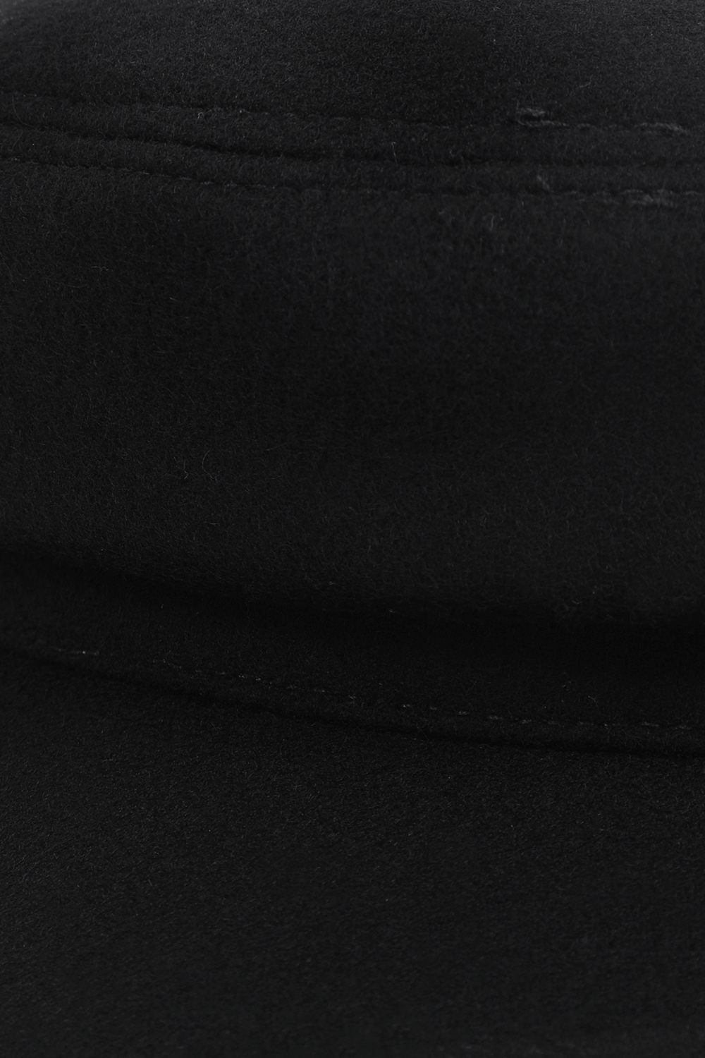 תמונת תקריב של כובע קסקט שחור מצמר