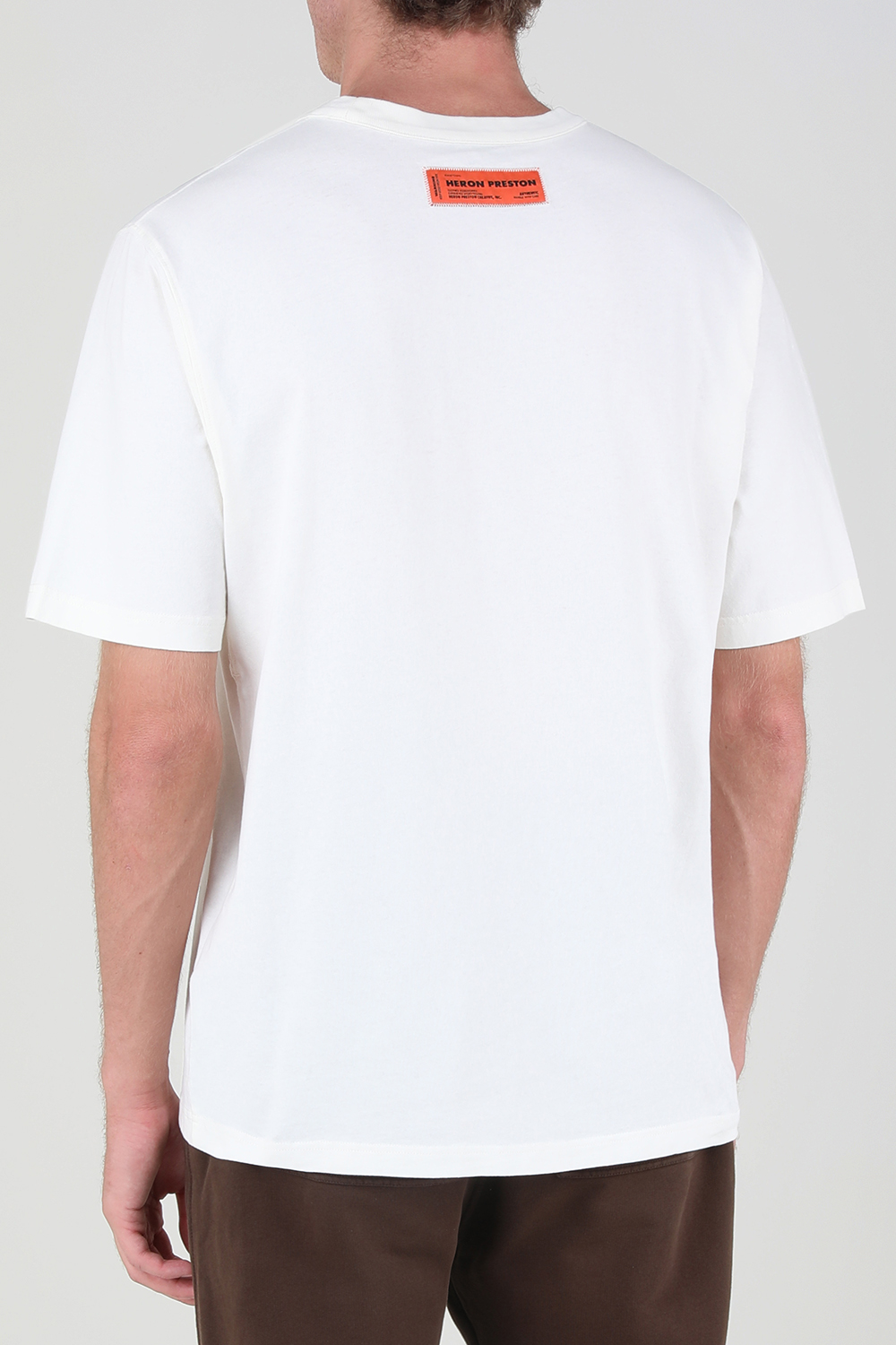 תמונת דוגמן אחורית של חולצת טי עם הדפס חסידה