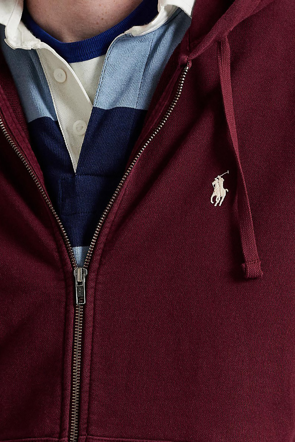 תמונת תקריב דוגמן של סווטשירט קפוצ'ון