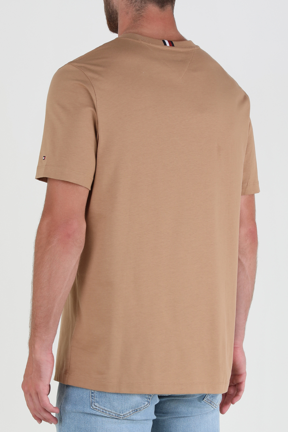 תמונת דוגמן אחורית של חולצת טי עם לוגו מונוגרמי רקום